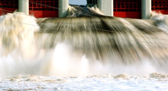 Kā hidroelektrostacijā (HES) ūdens saražo elektrību?