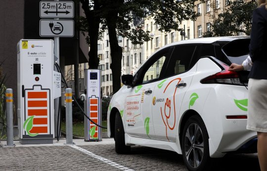 Kādā enerģijas veidā elektroauto akumulatorā tiek uzkrāta enerģija?